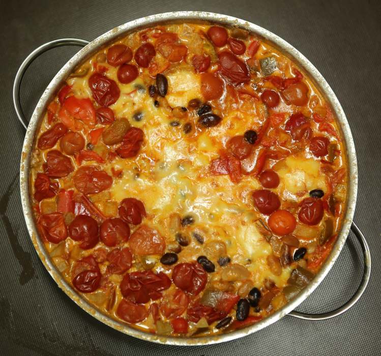 Chilis, Tomaten u. Bohnenkerne mit Kse berbacken